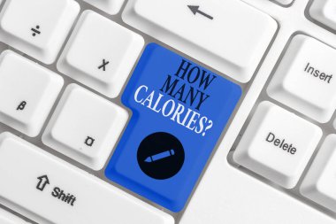 Kaç Kalori Sorusu 'nu yazan el yazısı. Kavram, vücudumuzun ondan ne kadar enerji alabileceğini sormaktır. Farklı renkte klavye anahtarı ve aksesuarlar boş kopyalama alanına yerleştirilmiş..