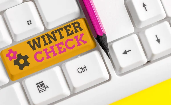 冬のチェックを示すメモを書く。寒い季節のメンテナンスの準備を紹介するビジネス写真雪のショベルHiemal空のコピースペースに配置されたアクセサリーと色のキーボードキー. — ストック写真