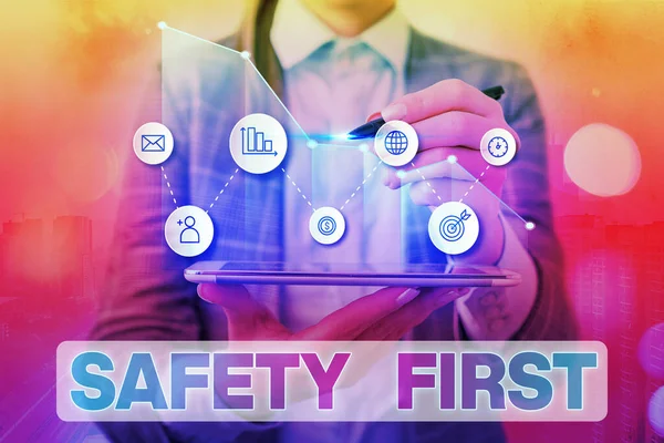 Handschriftliches Textschreiben Safety First. Konzept bedeutet Vermeiden Sie jedes unnötige Risiko Live Safely Be Careful Achten Sie darauf Pfeil-Symbol nach oben zeigt Punkte, die signifikante Leistung zeigen. — Stockfoto