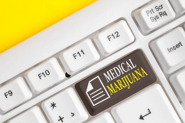 Ordskrivande text Medicinsk Marijuana. Affärsidé finns endast på recept och används för att behandla sjukdom Olika färgade tangentbord nyckel med tillbehör arrangerade på tom kopia utrymme. — Stockfoto