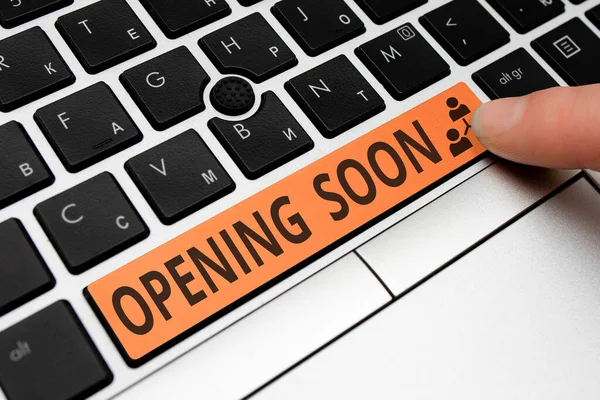 Textschild mit der Aufschrift Opening Soon. Konzeptfoto wird in Kürze verfügbar oder öffentlich zugänglich sein Verschiedene farbige PC-Tastatur mit Zubehör auf leerem Hintergrund. — Stockfoto