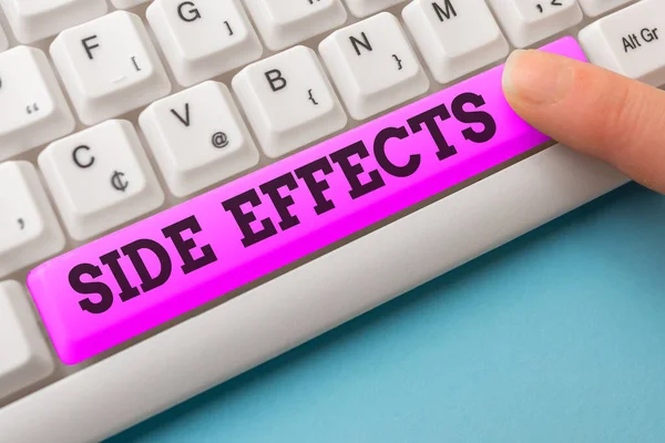Word writing text Side Effects. Geschäftskonzept für die typischerweise unerwünschte Wirkung eines Medikaments oder einer medizinischen Behandlung Verschiedene farbige PC-Tastatur mit Zubehör auf leerem Hintergrund. — Stockfoto