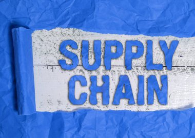 Tedarik Zinciri 'ni gösteren metin işareti. Tedarikçiden tüketiciye kadar olan organizasyon ve süreçlerin kavramsal fotoğraf sistemi. Yırtılmış karton rulo, klasik bir masa arkaplanının üzerine yerleştirilmiş..