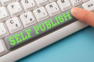 Kelime yazma metni Self Publish. Yayınlanan çalışmalar için bağımsız ve bağımsız iş konsepti Boş arkaplanda aksesuarları olan farklı renkli PC klavye anahtarı.