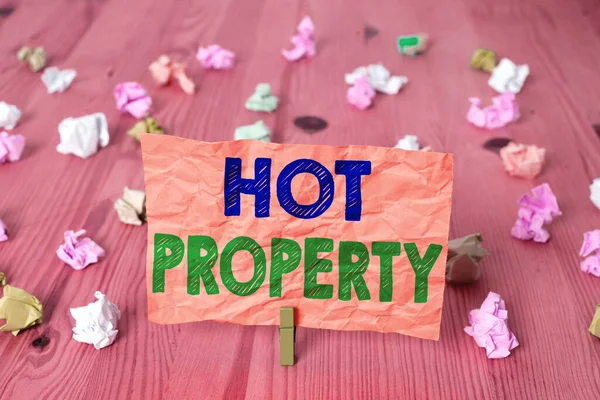 Schrijfbriefje met Hot Property. Zakelijke foto presentatie Iets wat is gewild of is zwaar gevraagd Gekleurde verfrommelde rechthoek vormige herinnering papier lichtblauwe achtergrond. — Stockfoto