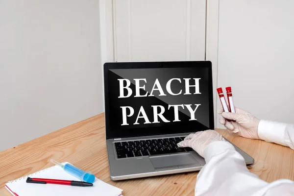 समुद्र तट पार्टी दिखाने वाला नोट। समुद्र तटों पर आयोजित छोटे या बड़े त्योहार का प्रदर्शन करने वाले व्यावसायिक फोटो आमतौर पर बिकिनी रक्त नमूना शीशी परीक्षा के लिए तैयार नवीनतम प्रौद्योगिकी . — स्टॉक फ़ोटो, इमेज
