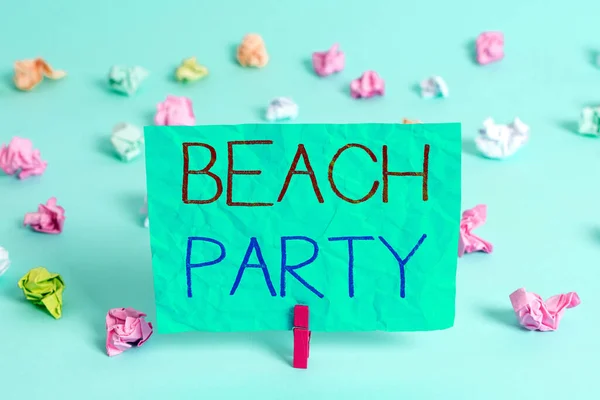 Handschrift tekst schrijven Beach Party. Concept betekent klein of groot festival gehouden op de kust meestal het dragen van bikini Gekleurde gerimpelde rechthoek vormige herinnering papier lichtblauwe achtergrond. — Stockfoto