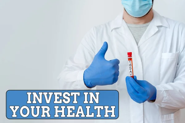 Текст написання слів Invest In Your Health. Концепція бізнесу покласти гроші на обслуговування або поліпшення вашого здоров'я Лабораторія аналізу крові показана для результату медичного діагностичного аналізу . — стокове фото
