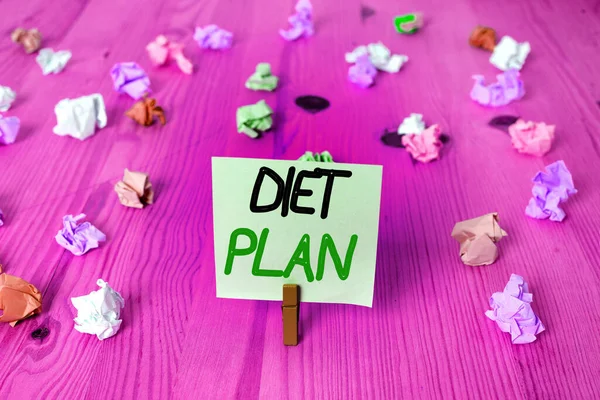 Ordskrivning text Diet Plan. Affärsidé för mängd mat planeras för att uppnå en specifik vikt Färgade skrynkliga rektangel formade påminnelse papper ljusblå bakgrund. — Stockfoto