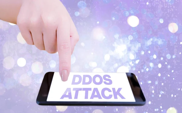 Ddos attack 이 보이는 문자 표지판. 최초의 사진 가해자는 화려 한 보케 배경 아래 흰색 디스플레이 화면이 있는 현대 기기가 사용 할 수없는 네트워크 자원을 만들려고 노력 한다. — 스톡 사진