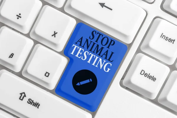 Χειρόγραφο κείμενο που γράφει Stop Animal Testing Έννοια έννοια θέσει τέλος στον πειραματισμό των ζώων ή την έρευνα Διαφορετικό χρωματιστό πλήκτρο πληκτρολογίου με εξαρτήματα τοποθετημένα σε κενό χώρο αντιγραφής. — Φωτογραφία Αρχείου