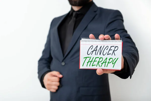 Написание текста Терапия рака. Бизнес-концепция лечения рака у пациента часто с химиотерапией Модель отображения различных пустой цветной блокнот макет для написания идеи. — стоковое фото