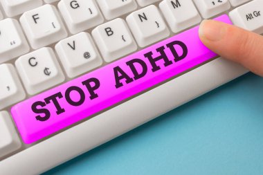 Kelime yazma metni Adhd dur. Bir çocuğun beyin ve davranışlarını etkileyen bir rahatsızlığı tedavi etmek için iş kavramı. Farklı renklerde PC klavye anahtarı. Boş arkaplanda aksesuarlar var..