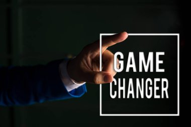 Oyun Değiştirici 'yi gösteren metin işareti. Kavramsal fotoğraf Sports Data Scorekeeper Gamestream Canlı Skor Ekibi Yöneticileri Dijital ok başı eğrisinin yukarı doğru yükselmesi büyüme kavramını gösteriyor.