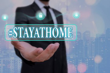 Hashtag 'in evde kaldığını gösteren bir not yazıyorum. Sosyal medyada koronvirüs salgınıyla ilgili bir trend etiketini gösteren iş fotoğrafı web veri güvenliği uygulaması için asma kilit