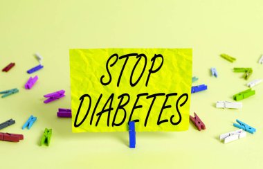 Dur Diyabetini gösteren bir mesaj. Kavramsal fotoğraf kandaki yüksek glikoz seviyesini engeller. Renkli buruşuk dikdörtgen şekilli hatırlatıcı kağıt açık mavi arka plan..