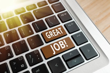 Harika bir iş çıkardığını gösteren kavramsal el yazısı. İş fotoğrafı metninde birine boş arkaplanda aksesuarlarla iyi bir PC klavye anahtarı yaptığını söylemek için.