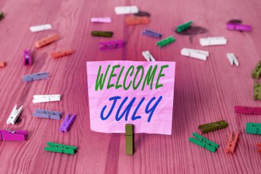 Mesaj işareti Temmuz 'u gösteriyor. Kavramsal fotoğraf takvimi Yedinci Ay 31 gün Üçüncü Çeyrek Yeni Sezon Renkli buruşuk dikdörtgen şekilli hatırlatıcı kağıt açık mavi arkaplan.