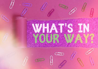 Yoluna çıkan S 'yi gösteren bir not yazıyorum. Birinin özel bir eylem için ihtiyaç duyduğu iş fotoğrafı. Ahşap klasik bir masanın üzerinde rulo yapılmış yırtık karton..