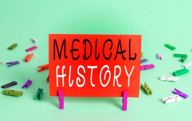 Tıbbi geçmişi gösteren bir mesaj. Geçmiş tıbbi sorunların kavramsal fotoğraf kaydı ve buruşuk dikdörtgen şekilli tek bir hatırlatıcı kağıdın tedavisi açık mavi arka plan.