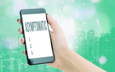 Semptomları gösteren bir not yazıyorum. Bir durumu gösteren iş fotoğrafı veya herhangi bir belirti göstermeyen bir birey renkli bokeh arkaplan altında modern cihazlar beyaz ekran.