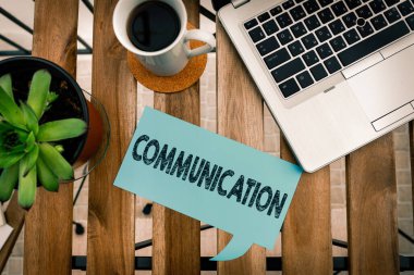 Kelime yazma metni iletişimi. Bilgi için iş kavramı, farklı arkaplanda dijital akıllı telefon düzenlenmiş bir sistem kağıt aksesuarları yoluyla bireyler arasında değiş tokuş edilir.