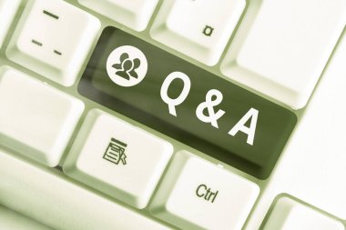 Soru-Cevap 'ı gösteren bir not yazıyorum. İş fotoğraflarında bir zaman aralığı ya da birinin soruları cevapladığı bir olay boş kopya alanındaki aksesuarlarla renklendirilmiş klavye anahtarı gösteriliyor.