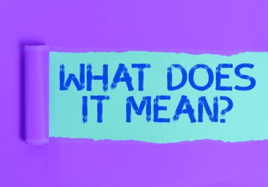 Ne anlama geldiğini gösteren kavramsal el yazısı. İş fotoğrafı metni, tahtadan yapılmış klasik bir masanın üzerinde yuvarlanmış yırtık bir karton kartonla....