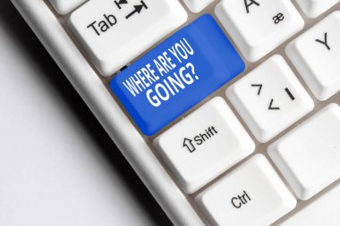 Kelime yazma metni Nereye Gidiyorsun Sorusu. Birisine varış noktasının aksesuarları boş kopya alanına yerleştirilmiş farklı renkli klavye anahtarı olduğunu sormak için kullanılacak iş konsepti.