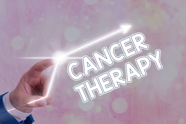 Написание текста Терапия рака. Деловая концепция лечения рака у пациента часто с химиотерапией Символ стрелы, идущий вверх, обозначает точки, показывающие значительные достижения. — стоковое фото