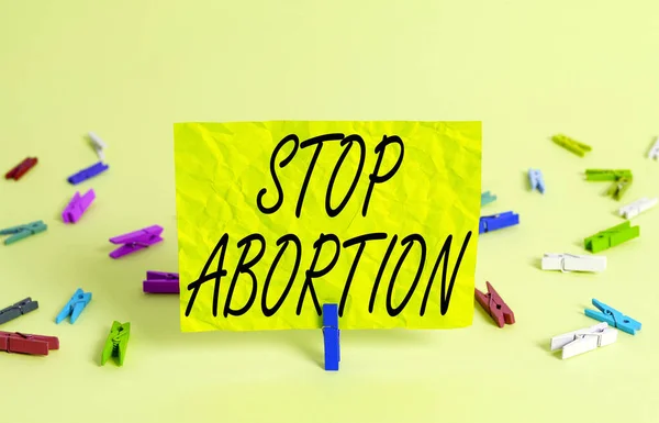 Signo de texto que muestra Stop Abortion. Foto conceptual que aboga contra la práctica del aborto Movimiento Prolife Papel recordatorio en forma de rectángulo arrugado de color fondo azul claro. — Foto de Stock