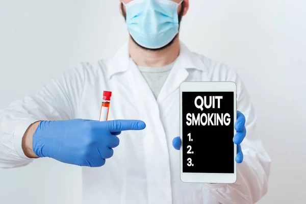 Escrevendo nota mostrando parar de fumar. Foto de negócios mostrando Descontinuar ou parar o uso de vício em tabaco Laboratório Amostra de teste de sangue mostrado para diagnóstico médico. — Fotografia de Stock