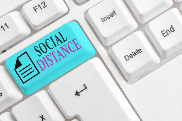 Текст слова Social Distance. Концепция ведения бизнеса для поддержания высокого интервала физического расстояния для безопасности общественного здоровья Разноцветная клавиша клавиатуры с аксессуарами, расположенными на пустой копии — стоковое фото