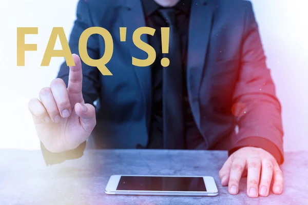 Handschrift tekst schrijven Faq. Concept betekent een lijst van vragen en antwoorden met betrekking tot een bepaald onderwerp Model met zwart scherm moderne smartphone mock-up voor persoonlijk belang. — Stockfoto