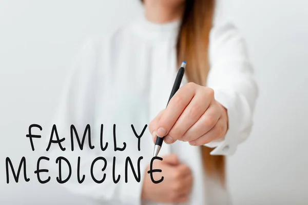 Testo calligrafico Medicina di famiglia. Concetto che significa assistenza sanitaria completa per l'individuo e la famiglia Modello che mostra diversi colpi di penna tenuta pronta per l'uso promozionale. — Foto Stock