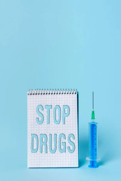 Scrivere una nota che mostri Stop Drugs. La presentazione di foto aziendali ha posto fine alla dipendenza da sostanze come eroina o cocaina Set di apparecchiature mediche con blocco note per la valutazione delle condizioni di salute. — Foto Stock