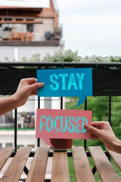 Konzeptionelle Handschrift, die Stay Focused zeigt. Aufmerksam sein Konzentrieren Priorisieren Sie die Aufgabe Vermeiden Sie Ablenkungen Leere Blase Chat-Aufkleber-Attrappe betont persönliche Idee. — Stockfoto