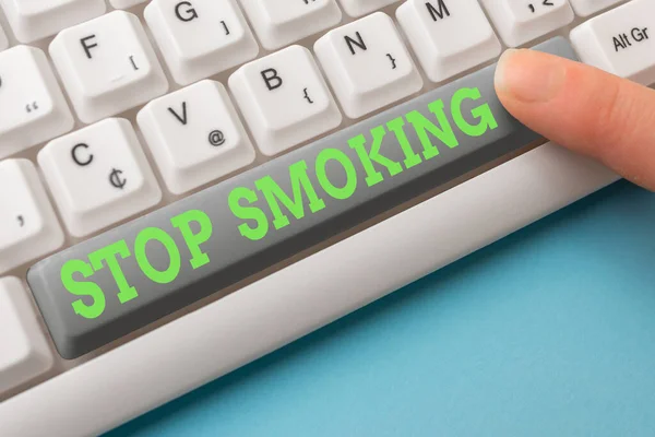 文字文字停止吸烟。停止或停止使用烟瘾的商业概念不同颜色的PC键盘键，带有空白处背景的附件. — 图库照片