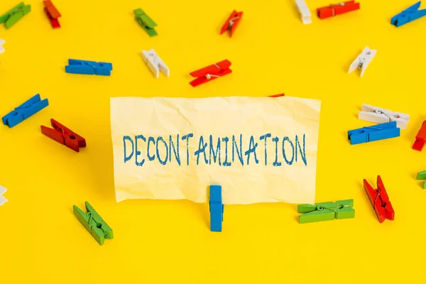 Nota di scrittura che mostra la decontaminazione. Business photo vetrina neutralizzare ogni presenza di sostanze pericolose Colorato cartine clothespin vuoto promemoria giallo pavimento fondo ufficio. — Foto Stock