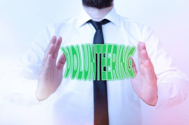 Gönüllü olduğunu gösteren bir not yazıyorum. İş fotoğraflarında, gönüllü olarak Model 'i üstlenmeye istekli olduğunu belirten kişi, seyrüsefer gelişim sürecini sembolize eden bir el ile işaret ediyor..