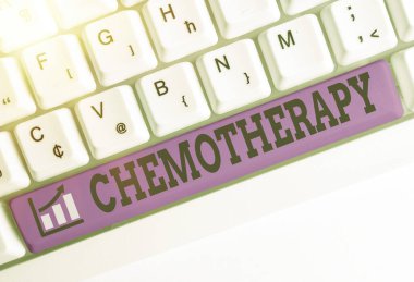 Kemoterapiyi gösteren kavramsal el yazısı. Hastalıkların iş fotoğrafı metni kanser için kimyasal maddeler kullanılmış. Aksesuarlar boş kopyalama alanına yerleştirilmiş..