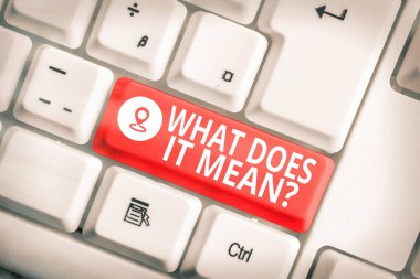 Ne anlama geldiğini gösteren metin işareti var. Açıklanamayan ifadeyi iletmek için tasarlanmış kavramsal fotoğraf boş kopyalama alanına aksesuarları yerleştirilmiş farklı renkli klavye anahtarı.