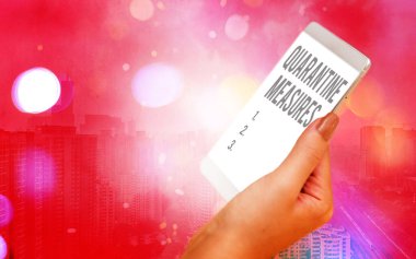 Kelime yazma metni karantina ölçümleri. Hastalıklı modern cihazların renkli bokeh arkaplan altında beyaz ekran ile iletilmesini önlemek için güvenlik prosedürü iş kavramı izlenecek.