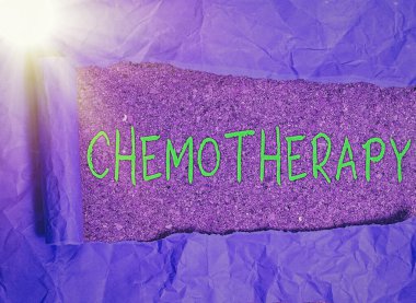 Kelime yazma kemoterapisi. Hastalıkların tedavisinde kullanılan iş konsepti kanser için kimyasal maddeler kullanılmış. Yırtılmış karton kaplama, ahşap bir masa arkaplanının üzerine yerleştirilmiş..