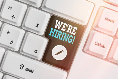 Sözcük yazma metni kiralıyoruz. Uygulamaları gözden geçirme ve aday bulma süreci için iş konsepti boş kopyalama alanına aksesuarları yerleştirilmiş farklı renkli klavye anahtarı.