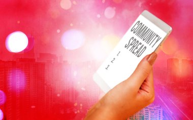 Kelime yazma Cemaati Yayıldı. Yerel bölgede son derece bulaşıcı bir hastalığın yayılması için iş konsepti. Renkli arka plan altında beyaz ekranlı modern cihazlar..