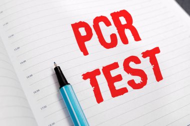 Kelime yazma Pcr Testi. DNA Kağıt aksesuarlarının kısa seqeunce içinde farklı arkaplanda dijital akıllı telefon ile viral genomun nitel tespiti konsepti.