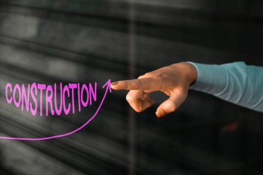 İnşaatı gösteren metin işareti. Kavramsal fotoğraf düzenleme ve sözcüklerin veya kelime gruplarının bağlantısı dijital ok başı eğrisinin yukarı doğru yükselmesi büyüme kavramını gösteriyor.