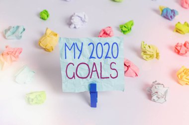 El yazısı metni 2020 Hedefim. Kavram, mevcut yıl için bireysel hedefler veya planlar belirlemek anlamına gelir Renkli buruşmuş kağıtlar boş hatırlatıcı beyaz zemin çamaşır mandalı.