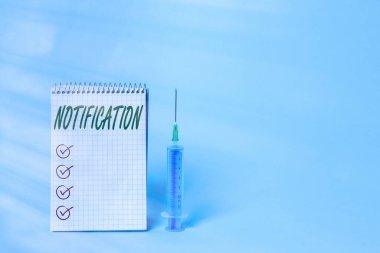 Uyarıyı gösteren kavramsal el yazısı. Sağlık değerlendirmesi için not defteri olan tıbbi ekipman seti bildiren iş fotoğrafı metni veya bildirim, yazılı mesele durumu.